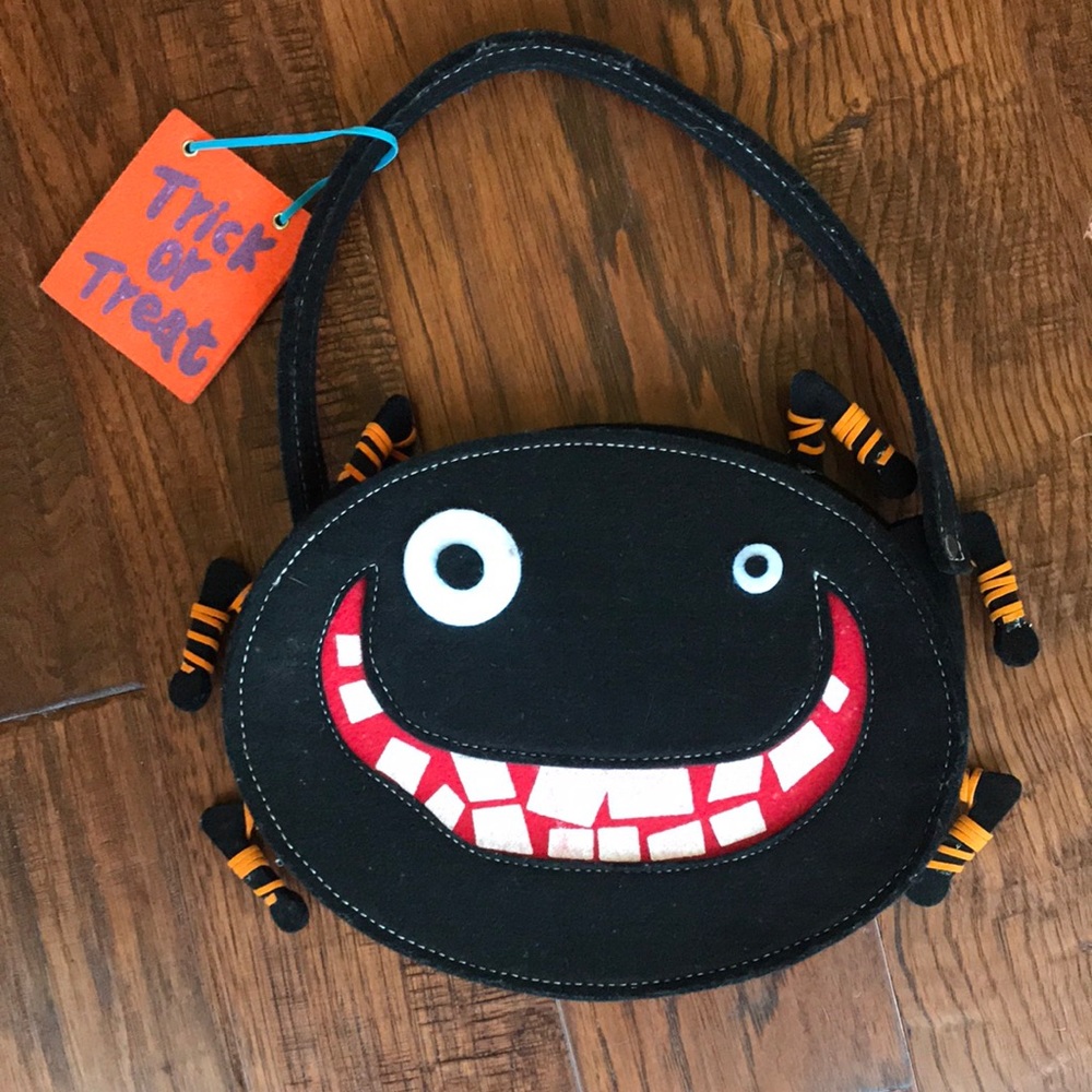 Felt spider trick-or-treat bag